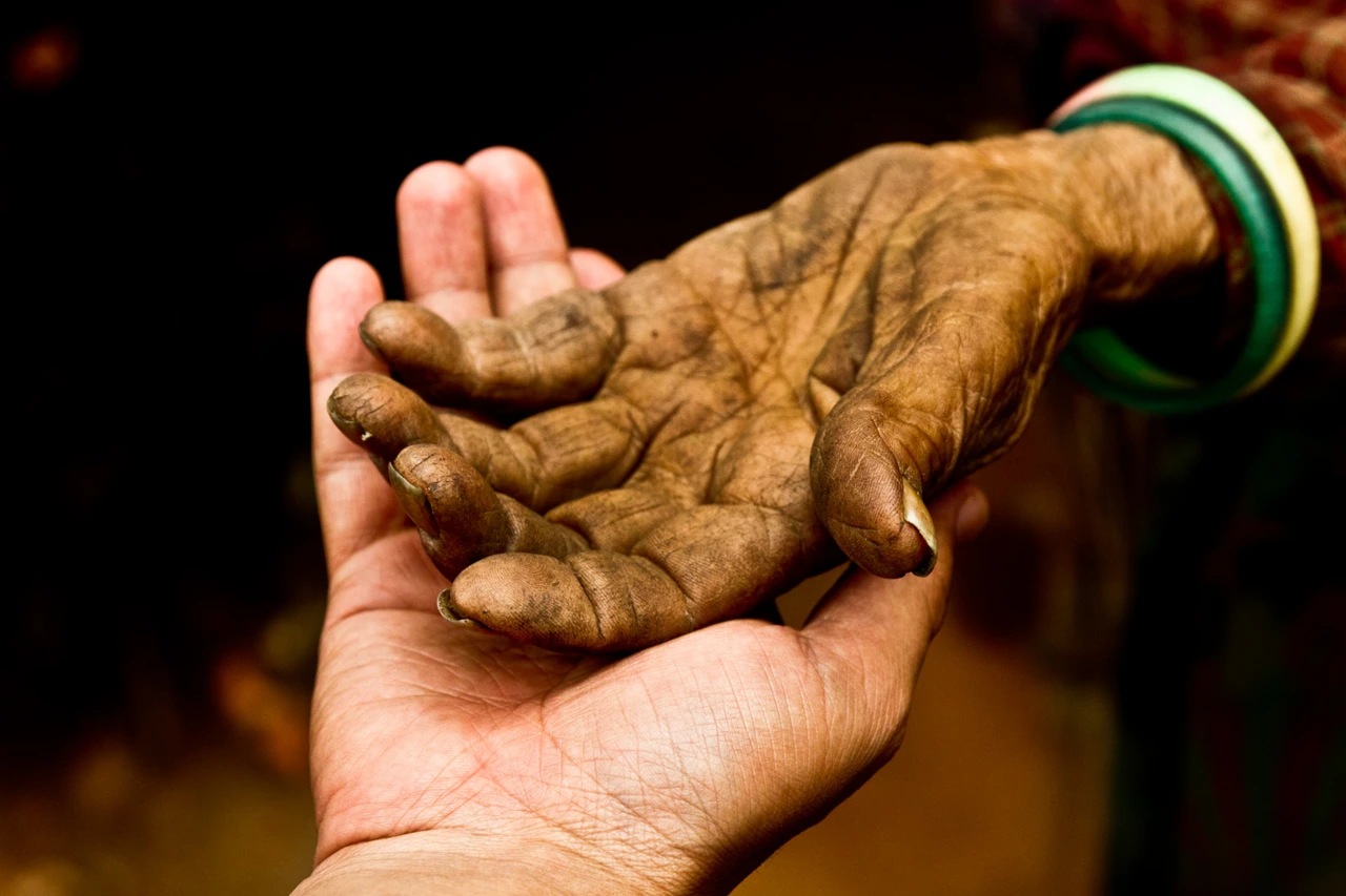 Mains réunies — photographie humanitaire